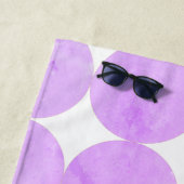 Serviette De Plage Cercles violets modernes | Monogramme (En situation)