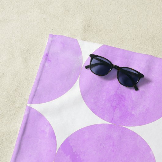 Serviette De Plage Cercles violets modernes | Monogramme (En situation)
