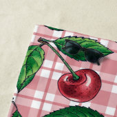 Serviette De Plage Cerises rouges sur en vichy rose (En situation)