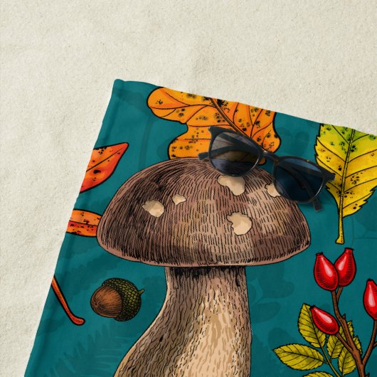 Serviette De Plage Champignons d'automne, feuilles, noix et baies sur (En situation)