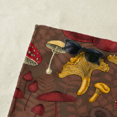 Serviette De Plage Champignons sauvages sur brun (En situation)