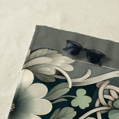 Serviette De Plage Charme floral du trèfle celtique (En situation)
