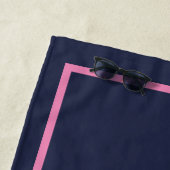 Serviette De Plage Chasing Waves Navy et Pink Beach Towers (En situation)
