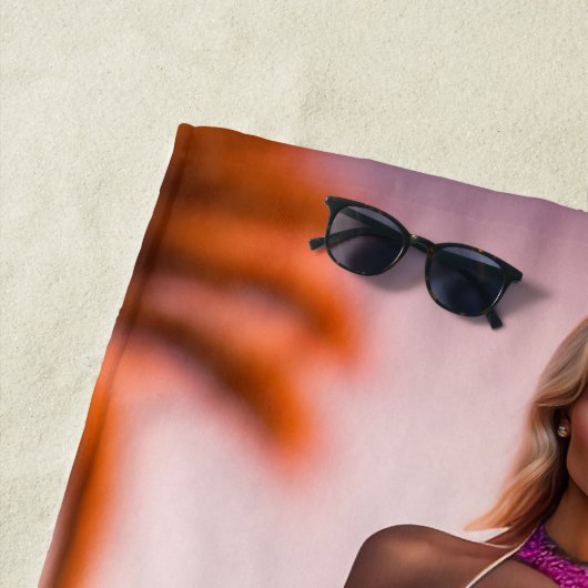 Serviette De Plage Chaud jeune modèle féminin en rose Beach Towel (En situation)