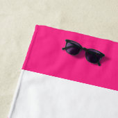 Serviette De Plage Chaud rose blanc rayures Chic Monogramme Personnal (En situation)