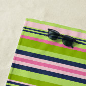 Serviette De Plage Chaux, rose et monogramme de bande de Preppy (En situation)