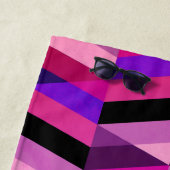 Serviette De Plage Chevron Abstrait/Herringbone | Purples et violets (En situation)