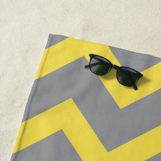 Serviette De Plage Chevron jaune gris motif lignes rayures Monogramme (En situation)
