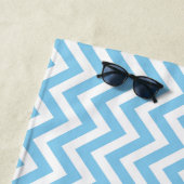 Serviette De Plage Chevron vertical bleu et blanc moyen bébé (En situation)