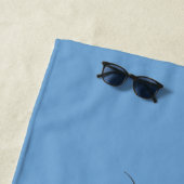Serviette De Plage Chic Dusty Bleu Monogramme Élégant Gris Script (En situation)