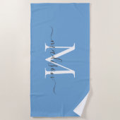Serviette De Plage Chic Dusty Bleu Monogramme Élégant Gris Script (Devant)
