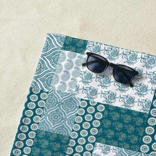 Serviette De Plage Chic ethnique Faux Patchwork Motif, Turquoise et b (En situation)