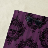 Serviette De Plage Chic gothique pourpre | Aubergine et crâne noir (En situation)