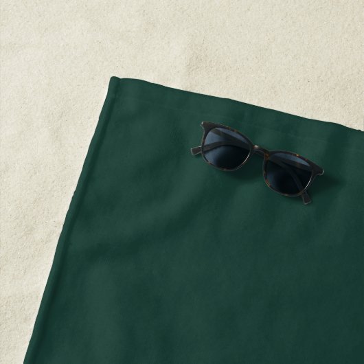 Serviette De Plage Chic Monogramme Or nouvellement marié Script Vert  (En situation)