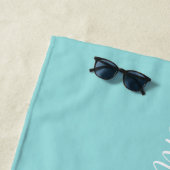 Serviette De Plage Chic Noms Monogrammes Nouveaux mariés Bleu (En situation)