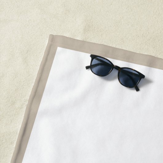 Serviette De Plage Chic rustique moderne Monogramme beige (En situation)