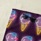 Serviette De Plage Chien à crème glacée de néon (En situation)