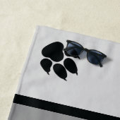 Serviette De Plage Chien Noir Patrouilles Sur Gris Avec Nom Personnal (En situation)