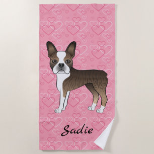 Serviette De Plage Chien Terrier de Boston Bringé sur des cœurs roses