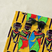 Serviette De Plage Chiffres d'Afrique Abstraite sur Jaune 2 (En situation)
