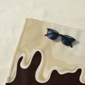 Serviette De Plage Chocolat blanc sur Chocolat foncé Brown (En situation)