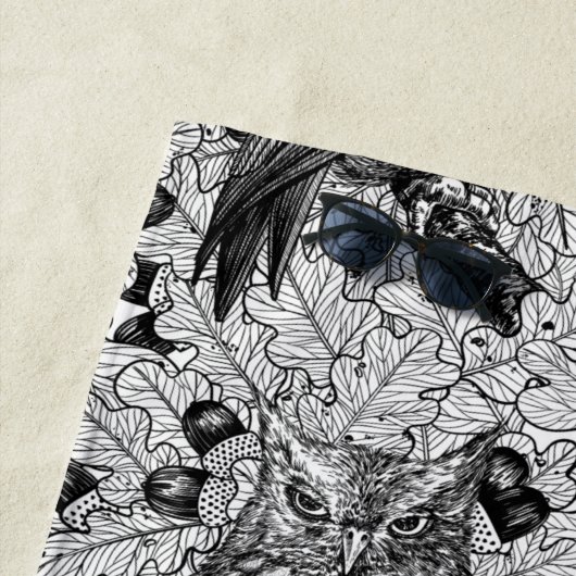 Serviette De Plage Chouettes dans le chêne, noir et blanc (En situation)