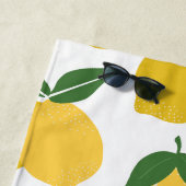 Serviette De Plage Citron Motif Fruit Rétro Jaune Sur Blanc (En situation)