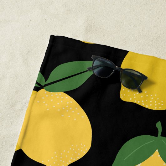 Serviette De Plage Citron Motif Fruit Rétro Jaune sur Noir (En situation)