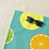 Serviette De Plage Citrus Slice of Summer Personnalisé Turquoise (En situation)