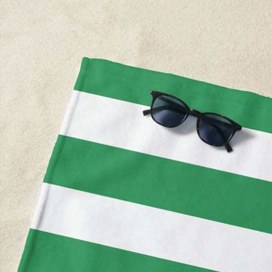 Serviette De Plage Clapet de phare nautique Kelly Monogramme vert (En situation)