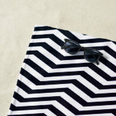 Serviette De Plage Classic noir blanc Zig Zag Chevron Monogramme (En situation)