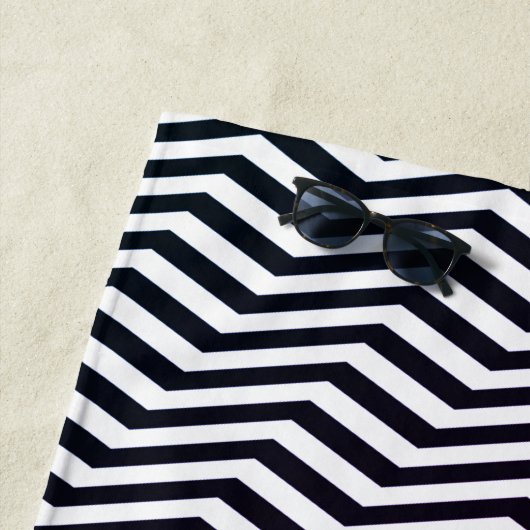 Serviette De Plage Classic noir blanc Zig Zag Chevron Monogramme (En situation)