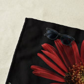 Serviette De Plage Classy Red Daisy sur fond noir, (En situation)