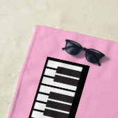 Serviette De Plage Clavier de piano Personnalisé Musicien rose (En situation)