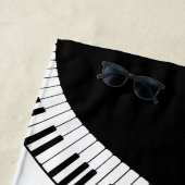 Serviette De Plage Clés de piano de monogramme et notes musicales (En situation)