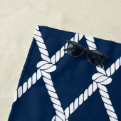 Serviette De Plage Coastal Preppy Nautical Monogram – Navy & Pink (En situation)