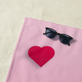 Serviette de plage Cœur d'amour rose (En situation)