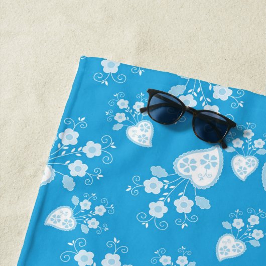 Serviette De Plage Coeur de fleur bleu avec fleurs motif (En situation)