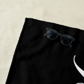 Serviette De Plage Coeurs de blanc de noir de date customisés par (En situation)