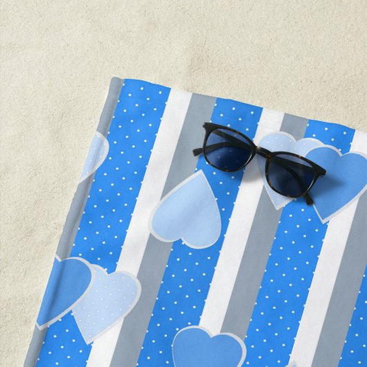 Serviette De Plage Cœurs de la Saint-Valentin sur fond rayé  (En situation)