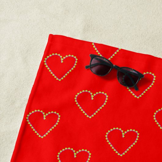 Serviette De Plage Coeurs en forme de coeur sur rouge (En situation)