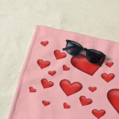 Serviette De Plage Coeurs rouges avec texte personnalisable (En situation)