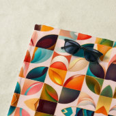 Serviette De Plage Collection de Carrés Abstraits rétro populaire (En situation)