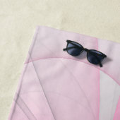 Serviette De Plage Conception Abstraite de fractal rose pâle moderne (En situation)