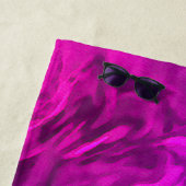 Serviette De Plage Conception Abstraite rose et violette (En situation)