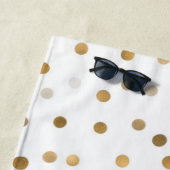 Serviette De Plage Conception blanche de points dorés girly (En situation)