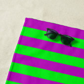 Serviette De Plage Conception de bandes violettes et vertes (En situation)