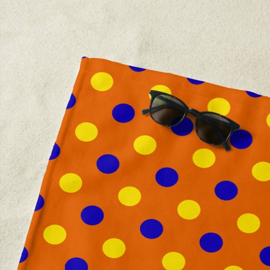 Serviette De Plage Conception de points polka bleus jaunes orange (En situation)