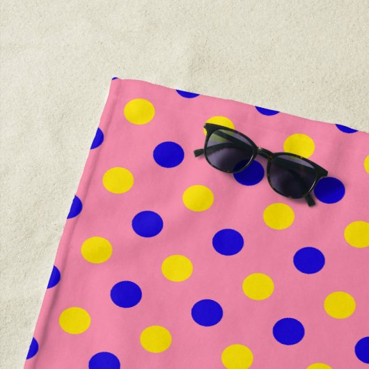 Serviette De Plage Conception de points polka rose bleu jaune (En situation)