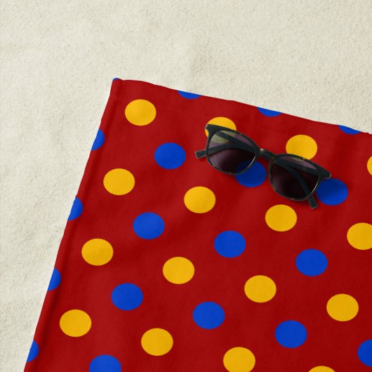 Serviette De Plage Conception de points polka rouges bleus jaunes (En situation)